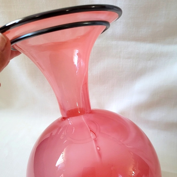 Hand-blown Beautiful Grapefruit Pink Glass Vase - Picture 9 of 14